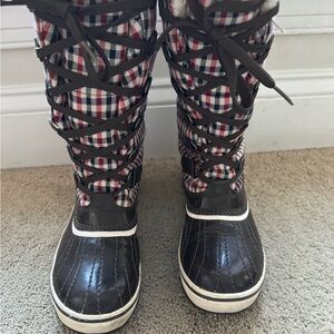 Sorel plaid boots 6